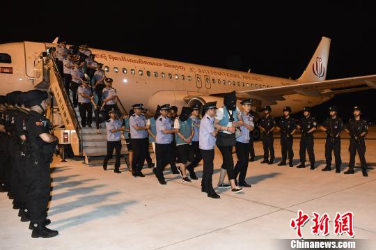 犯罪嫌疑人乘機(jī)抵達(dá)成都?！“苍?攝