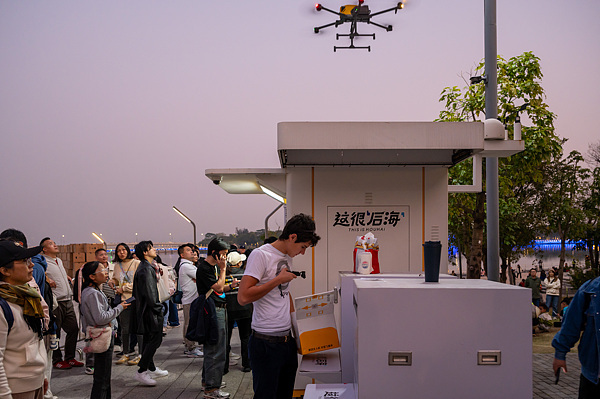 在深圳，外國游客體驗無人機(jī)外賣送餐。