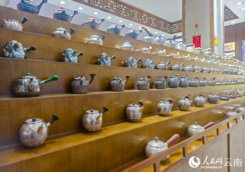 8新華村一家銀器店里的各類銀器。人民網(wǎng)記者 符皓攝