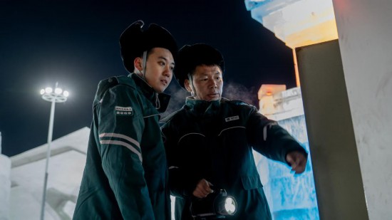 長(zhǎng)春市冰雪新天地園區(qū)內(nèi),長(zhǎng)春市雙陽區(qū)供電公司工作人員正在檢查低壓配電箱。新華社記者 段續(xù) 攝