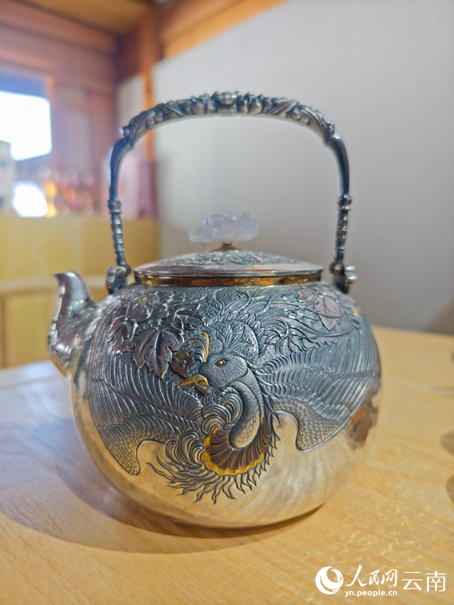李耀華制作的銀壺。人民網(wǎng)記者 符皓攝