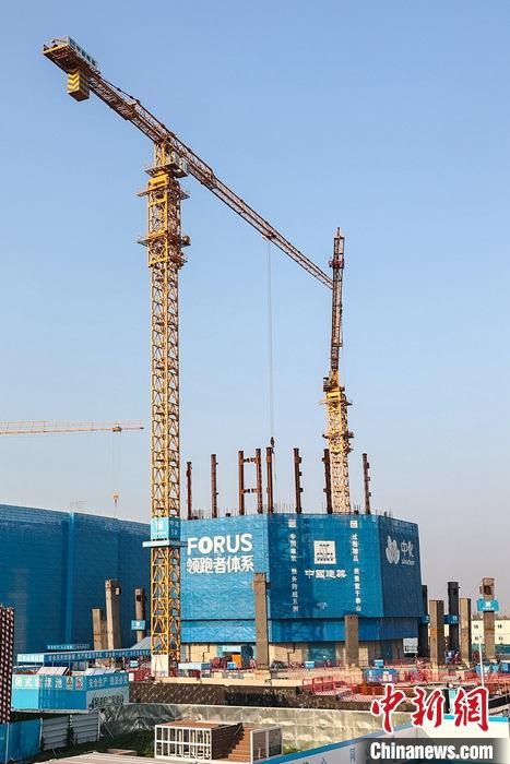 從完成頂層設(shè)計(jì)到如火如荼大規(guī)模建設(shè)，六年來(lái)，雄安新區(qū)如春天的竹子一般拔節(jié)生長(zhǎng)，這座承載千年大計(jì)的“未來(lái)之城”已雄姿初顯。從“一張白紙”開(kāi)始著墨，如今的雄安新區(qū)已是濃墨重彩的“山水畫(huà)”。<a target='_blank' href='/'>中新社</a>記者近日走訪了雄安新區(qū)多地，從“藍(lán)綠金”三色感受這座“未來(lái)之城”的巨大變化。圖為7月19日，河北雄安新區(qū)，中國(guó)中化總部基地項(xiàng)目施工現(xiàn)場(chǎng)。 <a target='_blank' href='/'>中新社</a>記者 易海菲 攝