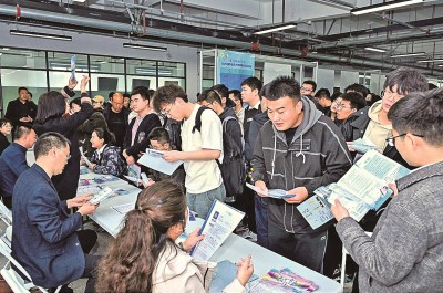 2024年3月，在蘭州大學(xué)2024屆畢業(yè)生大型春季綜合雙選會現(xiàn)場，青年學(xué)子踴躍報名西部用人單位。 蘭州大學(xué)供圖