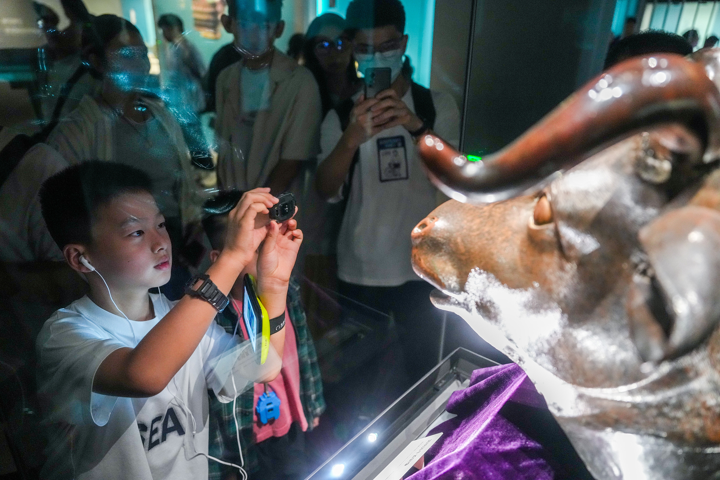 2025年6月，參加研學(xué)游的孩子在安徽博物院蜀山館參觀圓明園牛首銅像。（圖片來(lái)源：視覺(jué)中國(guó)）