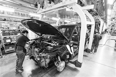 某新能源汽車智能制造基地總裝車間，工作人員正在工作。新華社記者 李博 攝