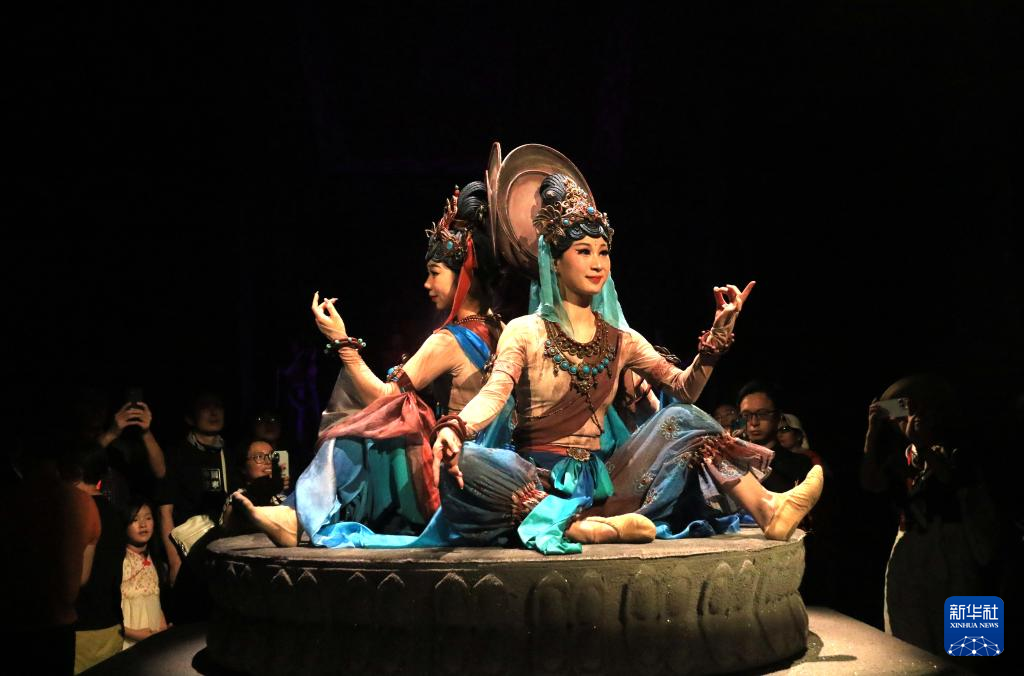 8月5日晚，游客在甘肅省敦煌市觀看大型洞窟式沉浸體驗劇《樂動敦煌》。 新華社發(fā)（張曉亮 攝）