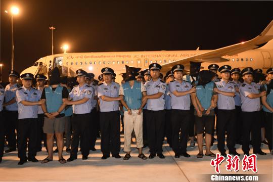 被押解回蓉的犯罪嫌疑人?！“苍?攝