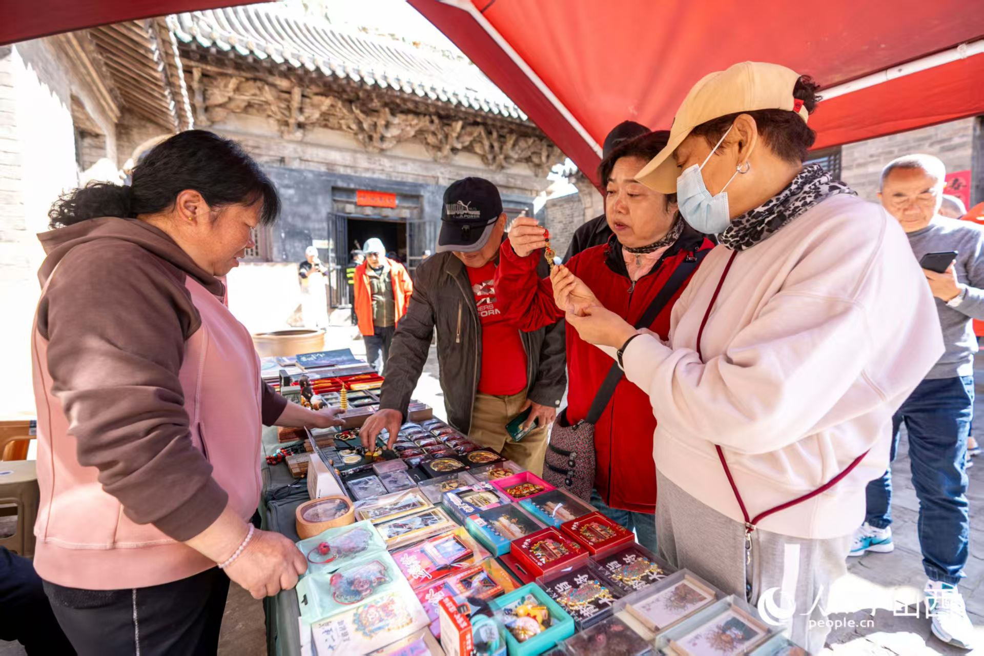 游客在山西省高平市鐵佛寺選購文創(chuàng)產(chǎn)品。人民網(wǎng)記者 盧鵬宇攝