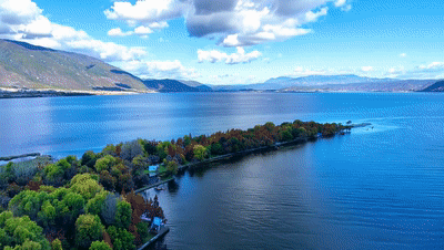 大理洱海畔。