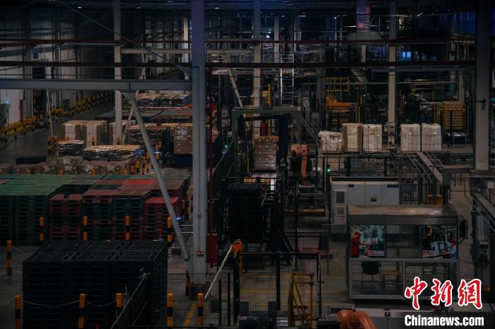 基地依托數(shù)字技術打造“黑燈工廠”?！±钅宪?攝