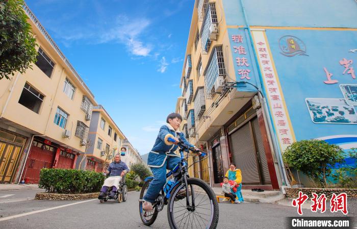 溪邳村一角?！菓c堂 攝