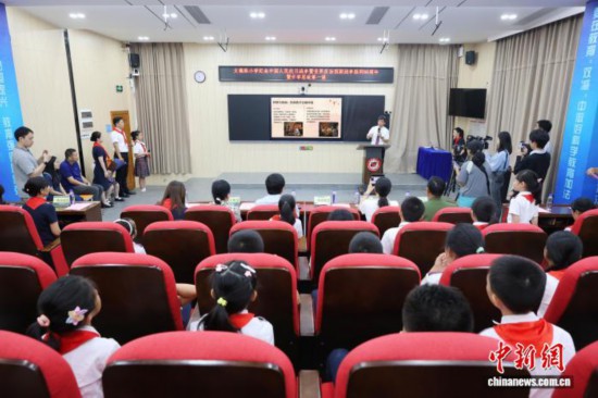 廣州中醫(yī)藥大學(xué)副校長(zhǎng)、廣東省中醫(yī)院院長(zhǎng)張忠德向?qū)W生講述“抗戰(zhàn)中的中醫(yī)藥”。吳遠(yuǎn)團(tuán) 攝