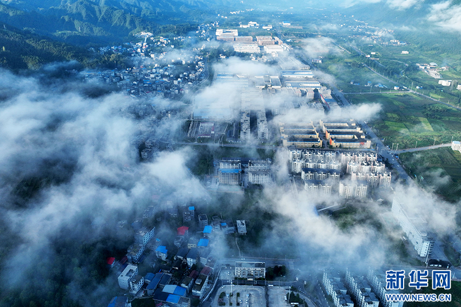 重慶:八月里云海流瀑 瞰群山如畫(huà)