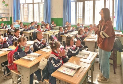 2023年5月，西北師范大學(xué)學(xué)生在新疆阿克蘇地區(qū)溫宿縣吐木秀克鎮(zhèn)第一小學(xué)實習(xí)支教。 卓杰攝