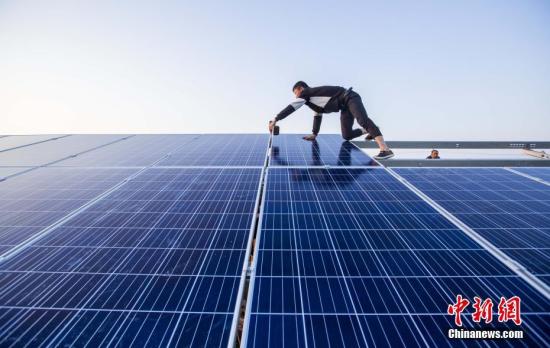 資料圖:4月23日,航拍正在建設(shè)的江西都昌縣磯山湖“漁光一體”光伏電站。傅建斌 攝