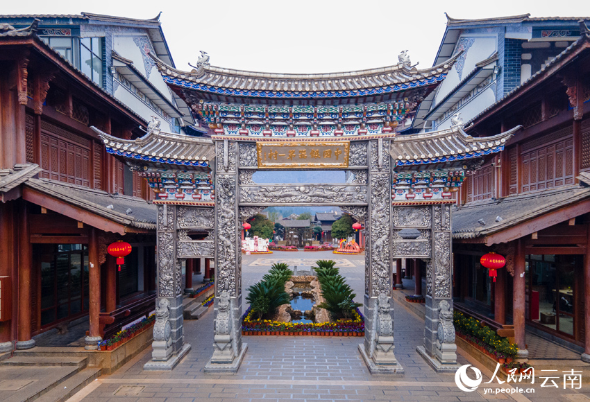 1.新華村耗銀近2.8噸建設(shè)的銀牌坊。人民網(wǎng)記者 符皓攝