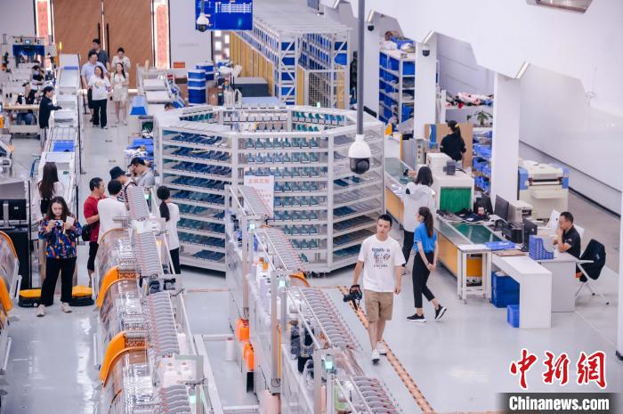 圖為莆田雙馳鞋業(yè)個(gè)性化定制示范工廠?！±钅宪?攝