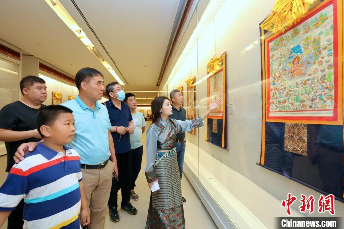 “藏韻瑰寶”藏醫(yī)四部醫(yī)典唐卡珍品展現(xiàn)場?！⒖∩n 攝