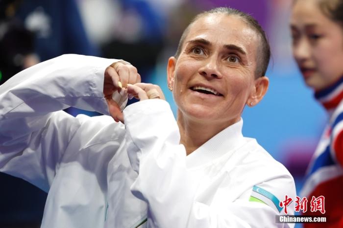 資料圖：9月28日，杭州第19屆亞運(yùn)會競技體操女子跳馬決賽在黃龍體育中心體育館舉行。烏茲別克斯坦選手丘索維金娜以13.383分獲得該項目第四名。圖為丘索維金娜在賽后向觀眾比心。<a target='_blank' href='/'>中新社</a>記者 富田 攝