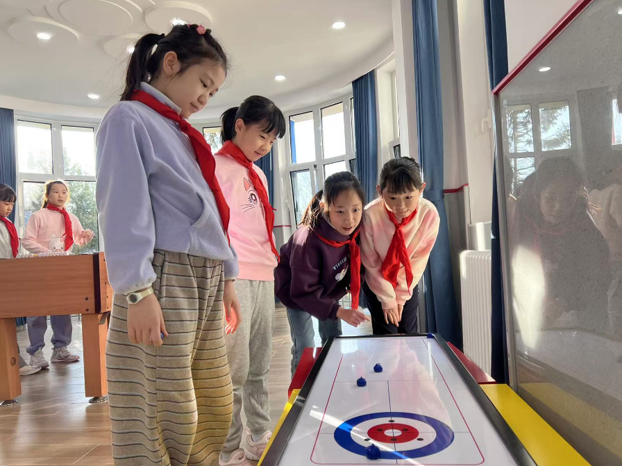 學(xué)生們在少先隊(duì)大廳進(jìn)行課間活動(dòng)。人民網(wǎng) 白炅攝