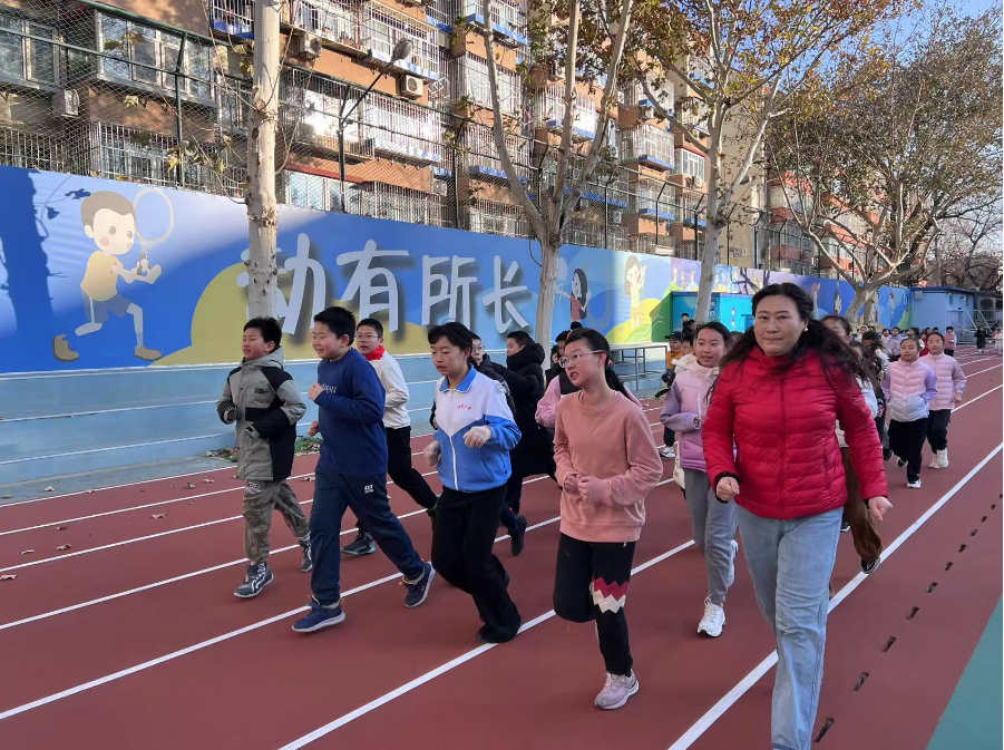 學(xué)生們在班主任陪同下跑步。人民網(wǎng) 白炅攝