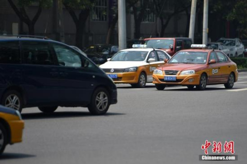 資料圖：行駛在路上的傳統(tǒng)出租車。<a target='_blank'  _fcksavedurl='http://www.chinanews.com/' ></table>中新網(wǎng)</a>記者 金碩 攝