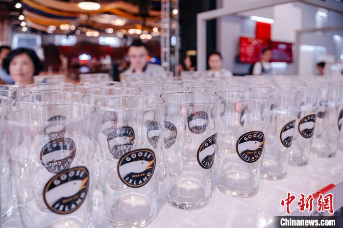 基地內(nèi)，各式啤酒文化周邊產(chǎn)品在出售?！±钅宪?攝