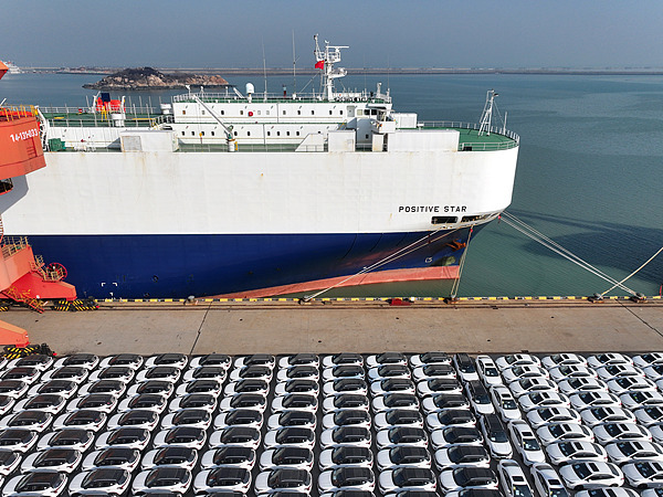 在江蘇省連云港，中國生產(chǎn)的汽車正加緊裝船出口海外。