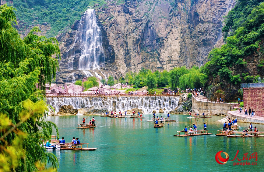 泛舟水上，成為酷熱夏季的一個(gè)避暑良方。人民網(wǎng)記者 王佩攝