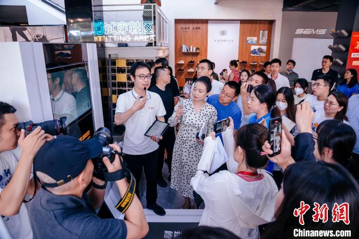 定制示范工廠可從腳型測(cè)量?jī)x采集數(shù)據(jù)，按需進(jìn)行“私人訂制”?！±钅宪?攝