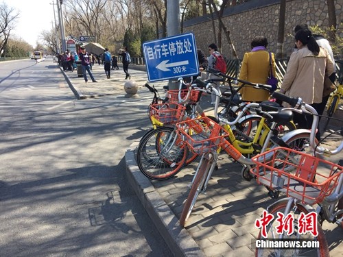 共享單車越來越多，出現(xiàn)在大街小巷。<a target='_blank'  _fcksavedurl='http://www.chinanews.com/' ></table>中新網(wǎng)</a> 吳濤 攝