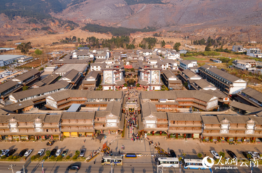 密布銀器加工作坊的新華村。人民網(wǎng)記者 符皓攝