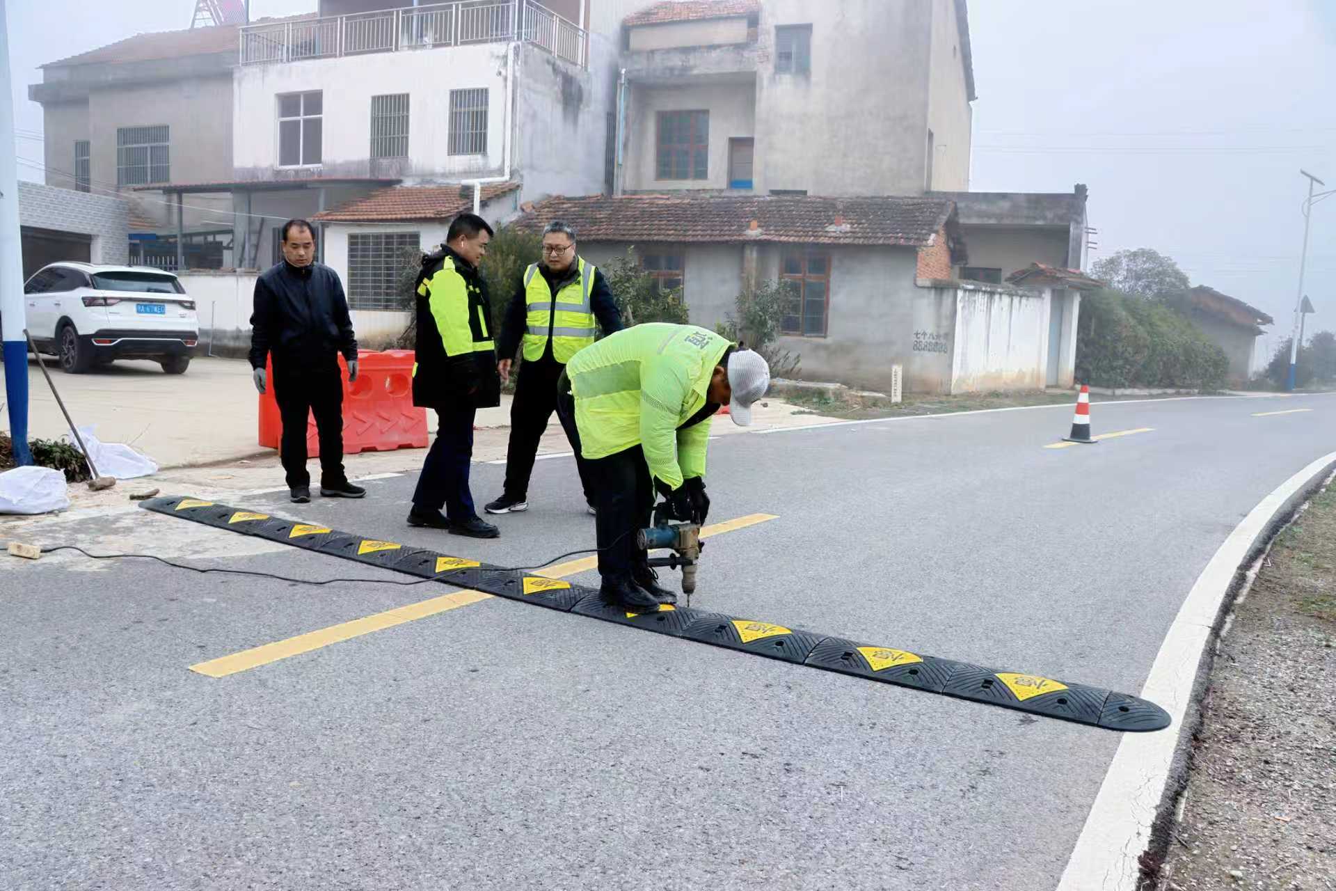 養(yǎng)護(hù)工對(duì)農(nóng)村公路進(jìn)行日常巡查、養(yǎng)護(hù)。受訪(fǎng)方供圖