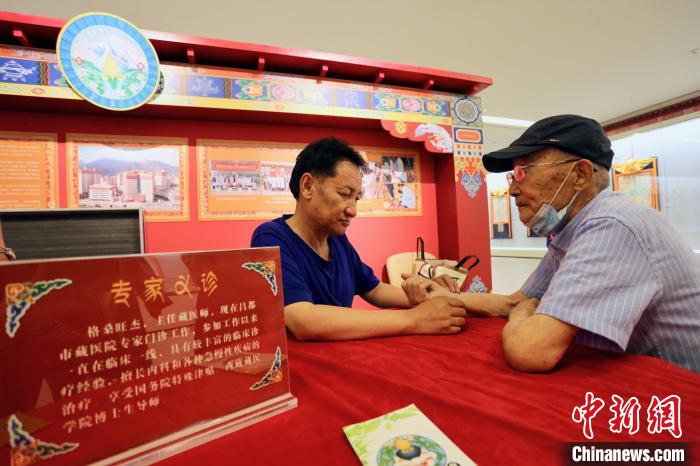 “藏韻瑰寶”藏醫(yī)四部醫(yī)典唐卡珍品展在天津美術(shù)館展出，展覽現(xiàn)場藏醫(yī)專家義診受歡迎。　劉俊蒼 攝