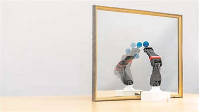 圖為機(jī)器人觀察自己在鏡子中的倒影,學(xué)習(xí)自身的形態(tài)和運動學(xué),實現(xiàn)自主模擬。圖片來源:美國哥倫比亞大學(xué)