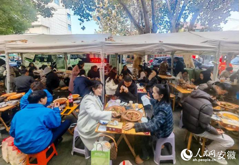 迎春街上，游客們品嘗廣德燉鍋。人民網(wǎng)記者 王銳攝
