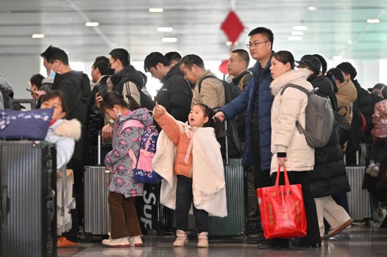 2月3日,家長帶領(lǐng)小朋友在北京豐臺站排隊(duì)檢票。新華社記者 宋為偉 攝