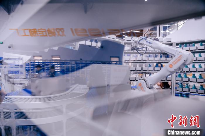 最快一個(gè)多小時(shí)，“私人訂制”的鞋子就能完成生產(chǎn)?！±钅宪?攝