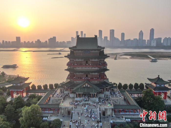 圖為航拍落日時(shí)分的滕王閣，風(fēng)景壯美，眾多游客在滕王閣內(nèi)游玩。劉力鑫 攝