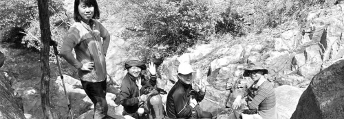 近日，資深驢友隨哥組織驢友到濟(jì)南仲宮太甲山游玩。圖為驢友正在山路上休息。隨哥供圖