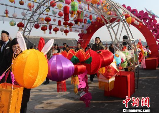 百余小學生西安城墻捐“愛心花燈”資助留守兒童