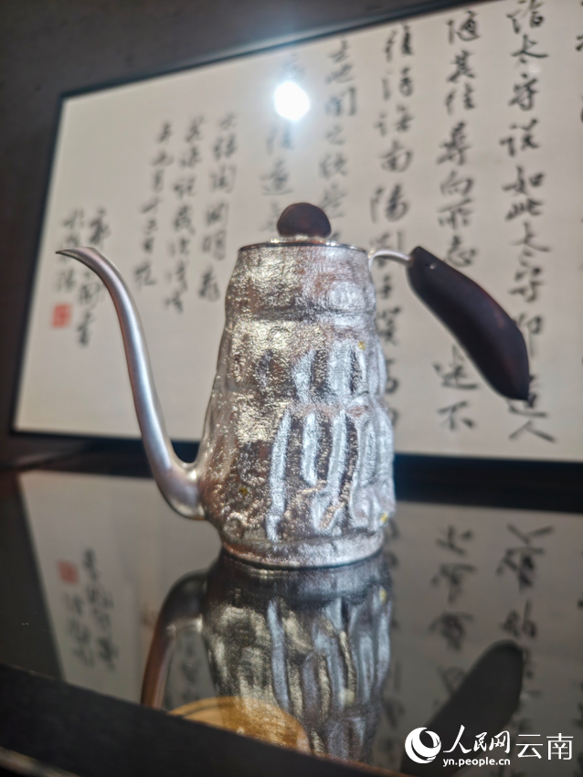 李杰加工制作的銀壺。人民網(wǎng)記者 符皓攝