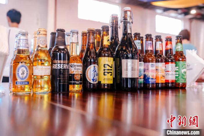 莆田基地主要生產(chǎn)全球旗艦品牌百威、科羅娜、貝克等啤酒，并生產(chǎn)雪津啤酒、雪山啤酒、藍妹啤酒等。　李南軒 攝