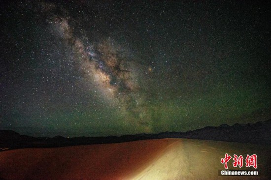 圖為6月20日晚,高原銀河風(fēng)光。曹枝清 攝