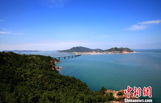 煙臺環(huán)境優(yōu)美、氣候宜人,遍布的海水浴場、濱海觀光景點為游艇帆船產業(yè)發(fā)展創(chuàng)造了條件。(資料圖) 楊兵 攝