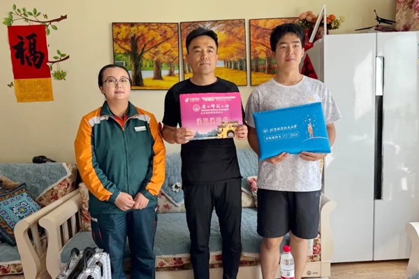 劉傲寒父子收到錄取通知書。北航供圖